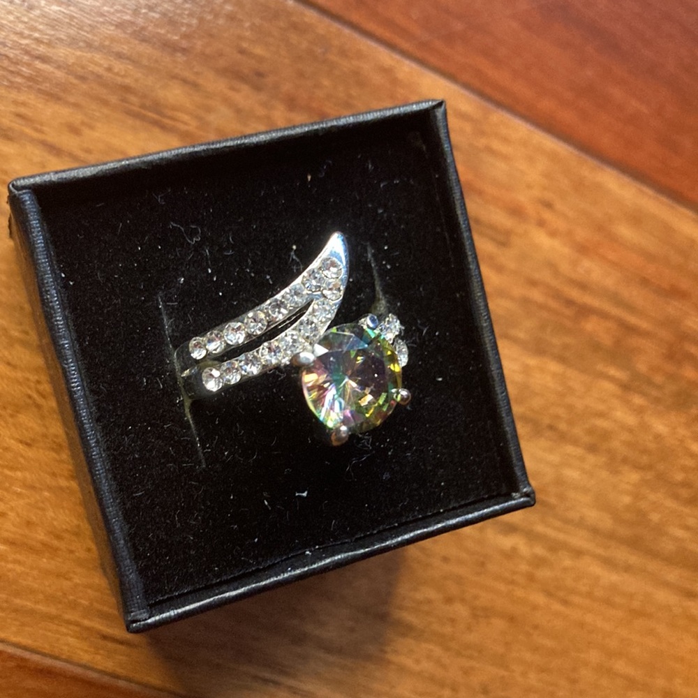 BUNDLE THIS FOR $8 Design ring - Picture 2 of 3